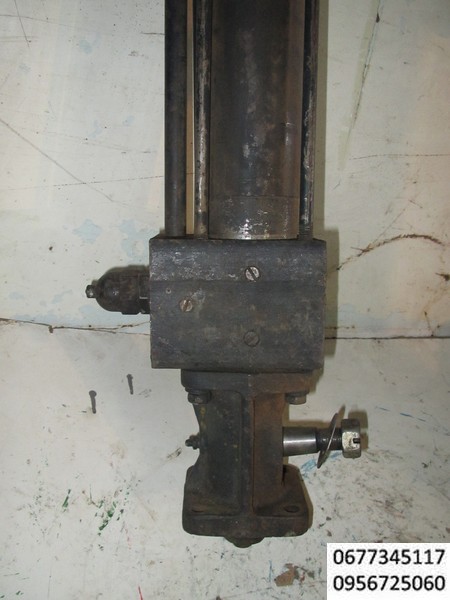 Гидроусилитель рулевого управления львовского автопогрузчика АП-4014 ЛЗА, 4045 Гидроцилиндр рулевого управления старого образца. Применяется на вилочных погрузчиках 4045, автопогрузчиках 4043  с двигателем ГАЗ-52. Установлен АП-4045, 4014 (старого образца). Диаметр штока 22 мм. 